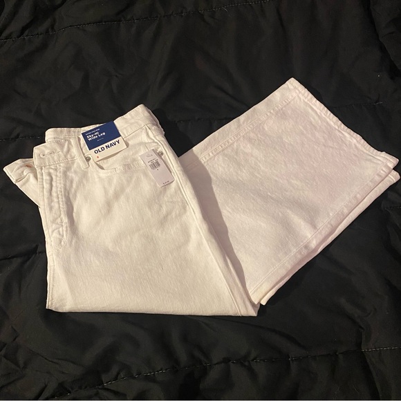 Old Navy Extra High-Waisted Sky-Hi Wide-Leg Jeans - Picture 3 of 3